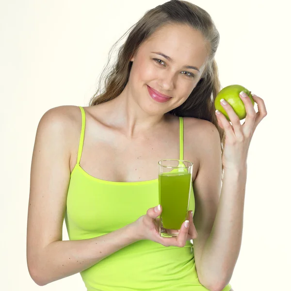 Mulher com uma maçã e um copo de suco — Fotografia de Stock