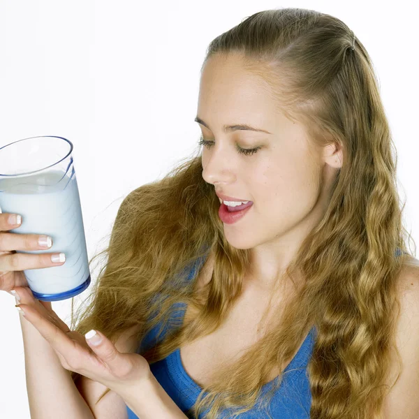 Kvinna med ett glas mjölk — Stockfoto