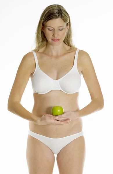 Pregnat kvinna med ett äpple — Stockfoto