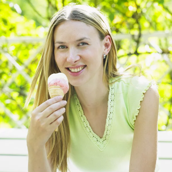 Woman with ice cream — Stock Photo, Image