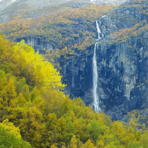 Landschap in de buurt van melkevollbreen gletsjer, de jostedalsbreen Nationaalpark, Noorwegen — Stockfoto