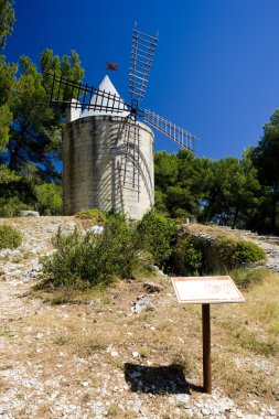 Castillo y pueblo de boulbon, provence, Francia