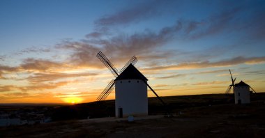 Günbatımında yel değirmenleri, Campo de Criptana, Kastilya-La Mancha, İspanya