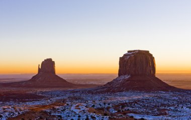 sunrise, monument valley nat sırasında mitten ve merrick butte