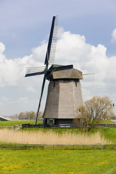 Moinho de vento perto de Alkmaar, Países Baixos — Fotografia de Stock