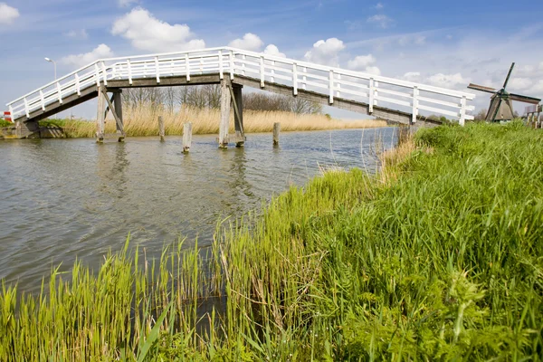 Puente y molino de viento, Países Bajos — Foto de Stock