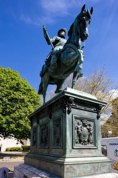 パレイス ノールデインデ、ハーグ、オランダの前に乗馬の彫像 — ストック写真