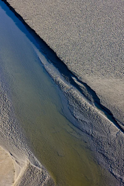 Малый прилив в Мон-Сен-Мишель, Нормандия, Франция — стоковое фото