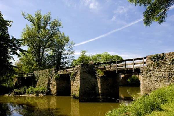 Bridge, Brissac-Quincé, Pays-de-la-Loire, France — Stockfoto