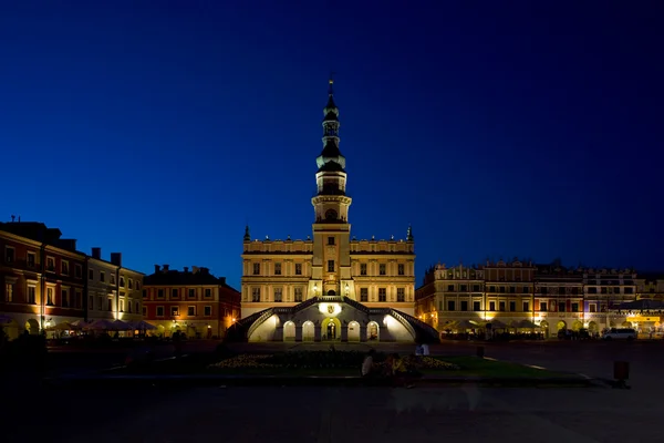 Radnice v noci, hlavního náměstí (rynek wielki), zamosc, Polsko — Stock fotografie