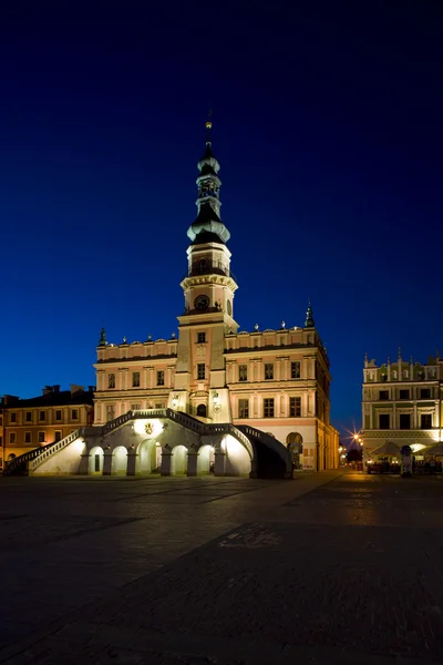 Stadshuset på natten, stora torget (rynek wielki), zamosc, Polen — Stockfoto