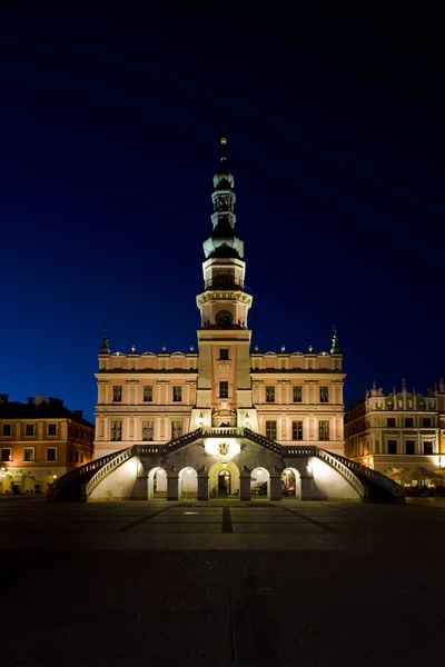 Belediye binasında gece, ana square (rynek WIELKI), zamosc, Polonya — Stok fotoğraf