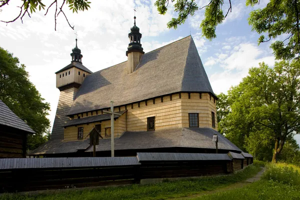 Dřevěný kostel, haczow, Polsko — Stock fotografie