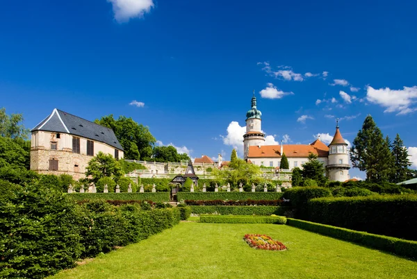 Kasteel van nove mesto nad metuji met tuin, Tsjechië — Stockfoto