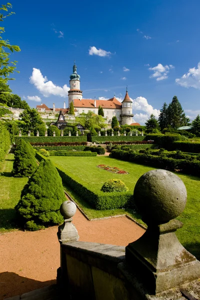 Château de Nove Mesto nad Metuji avec jardin, République tchèque — Photo