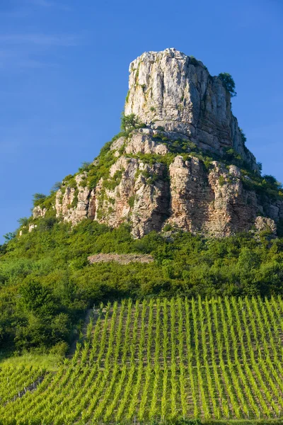 La Roche de Solutré con viñedos, Borgoña, Francia — Foto de Stock