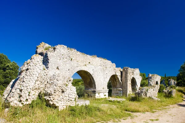 Ruiny rzymskiego akweduktu w pobliżu meunerie, Prowansja, Francja — Zdjęcie stockowe