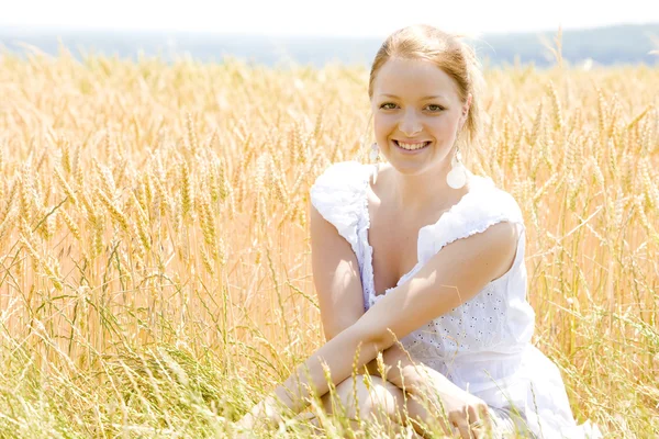 Retrato de la mujer sentada en el campo de grano —  Fotos de Stock