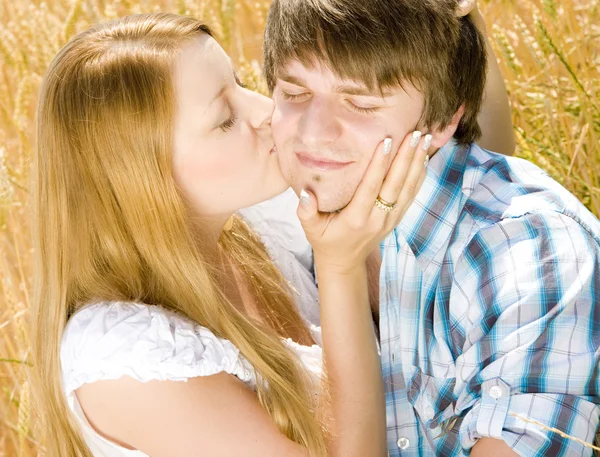 Kissing couple — Stock Photo, Image