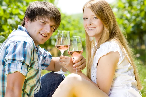 Pasangan pada piknik di kebun anggur — Stok Foto