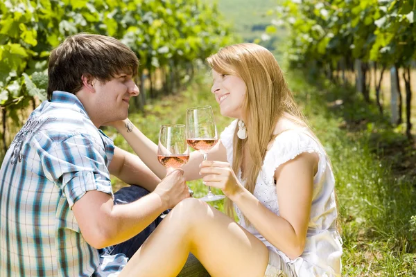 Casal em um piquenique na vinha — Fotografia de Stock
