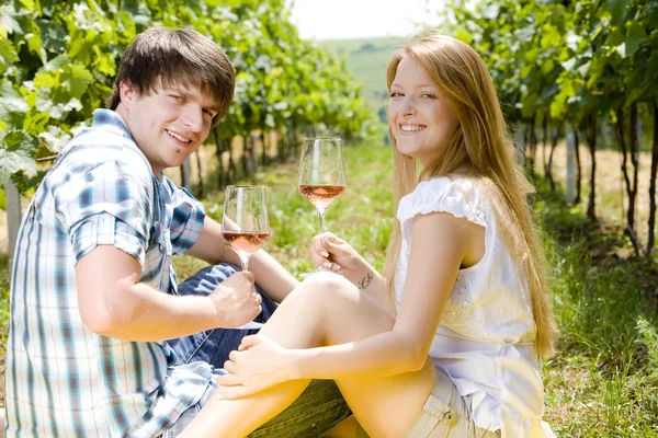 Пара на пікніку в винограднику — стокове фото
