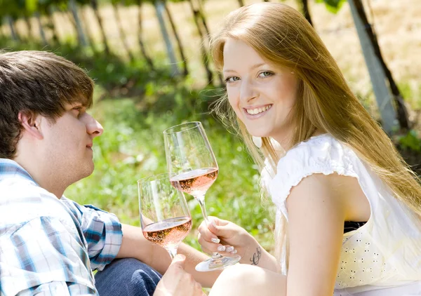 Couple at a picnic in vineyard — Stock Photo, Image