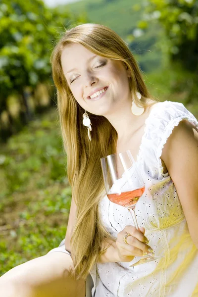 Woman at a picnic in vineyard — Stock Photo, Image