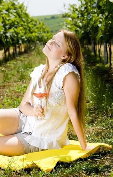 Kvinna på en picknick i vingården — Stockfoto