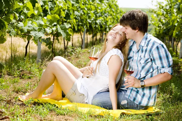 Pareja en un picnic en el viñedo — Foto de Stock