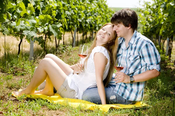 Couple at a picnic in vineyard — Stock Photo, Image