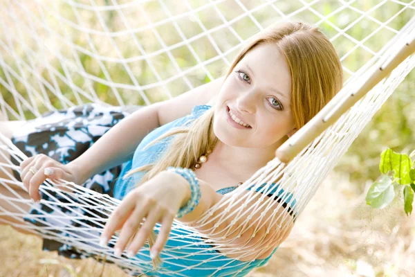 Portrait of woman resting in hammock — Stock Photo, Image