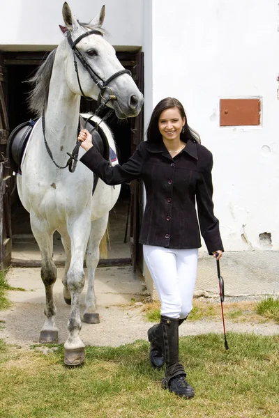 厩舎で馬と乗馬 — ストック写真