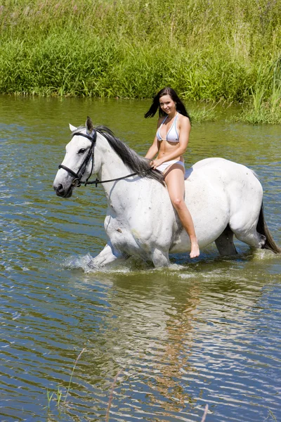 骑马者骑马穿水而过 — 图库照片