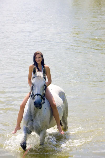 Jeździec na koniu jadący przez wodę — Zdjęcie stockowe