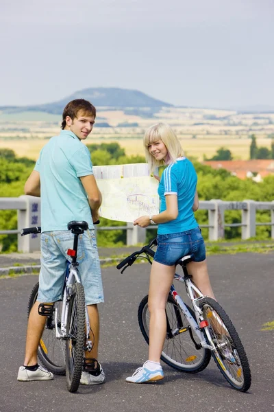 Motociclistas segurando um mapa, República Checa — Fotografia de Stock