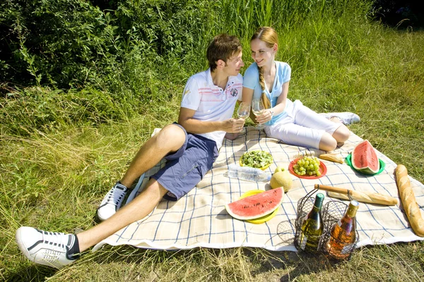 Пара на пікніку — стокове фото