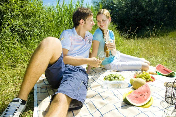 Pareja en un picnic —  Fotos de Stock