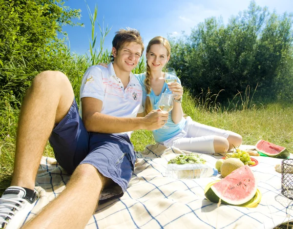 Couple at a picnic — Stock Photo, Image