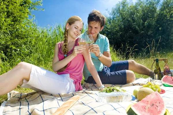 Pasangan pada piknik — Stok Foto