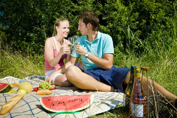 Pasangan pada piknik — Stok Foto