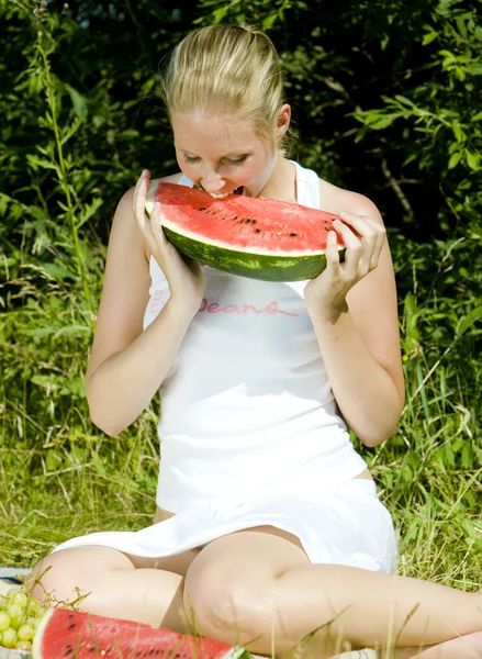 Femme au melon à un pique-nique — Photo