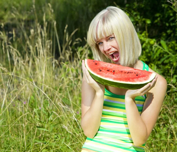 Ritratto di donna con melone — Foto Stock
