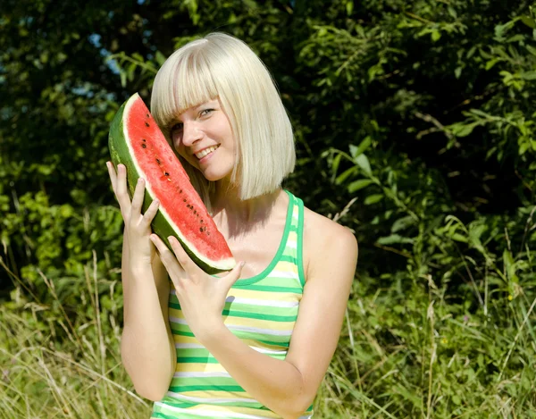 Portret van vrouw met meloen — Stockfoto