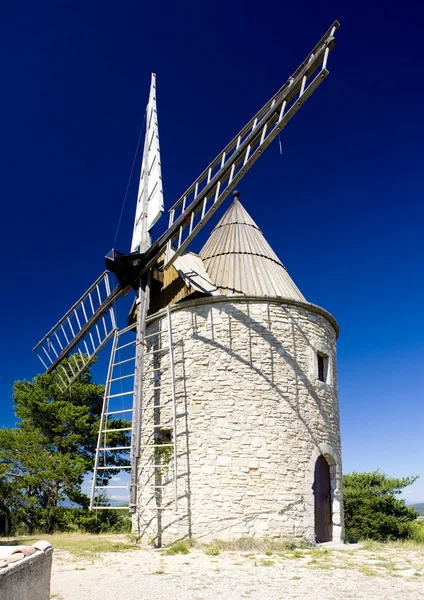 Moinho de vento, Montfuron, Provence, França — Fotografia de Stock