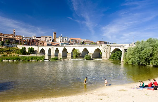 Tordesillas con ponte medievale, Provincia di Valladolid, Castiglia a — Foto Stock