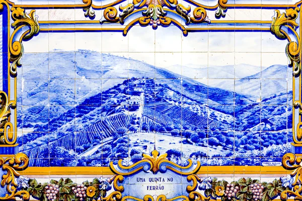 Piastrelle (azulejos) alla stazione ferroviaria di Pinhao, Valle del Douro, Por — Foto Stock