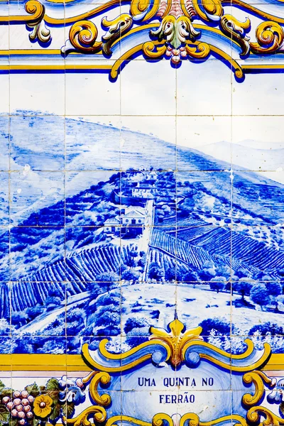 Tiles (azulejos) at railway station of Pinhao, Douro Valley, Por — Stock Photo, Image