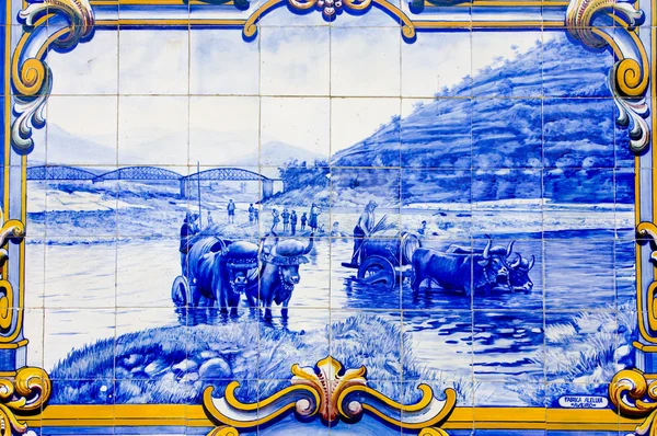 Tiles (azulejos) at railway station of Pinhao, Douro Valley, Por — Stock Photo, Image