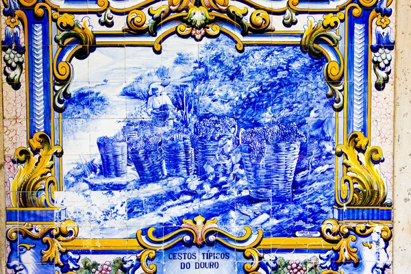 Piastrelle (azulejos) alla stazione ferroviaria di Pinhao, Valle del Douro, Por — Foto Stock